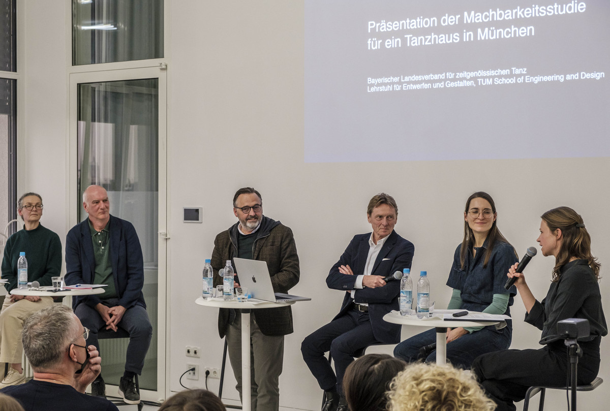 V.l.n.r.: Gabi Sabo (Koordination Studie), Walter Heun (BLZT), der Münchner Kulturreferent Anton Biebl, Stefan Sixt (BLZT), Moderatorin Anke Schad-Spindler und Katharina Voigt (TUM) Foto (c) Franz Kimmel